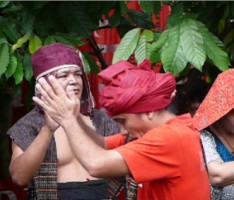 RE-Nainggolan-Resmi-Terima-Gelar-Dari-Pusat-Pelatihan-Opera-Batak