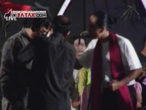 Penyerahan gelar Opera Batak kepada profesor batak 