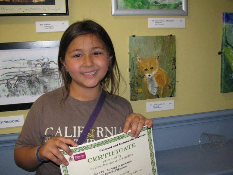 Gadis Cilik Boru Batak Menerima Piagam 5 Besar Dalam Perlombaan Seni  Melukis di Derbyshire County, England.